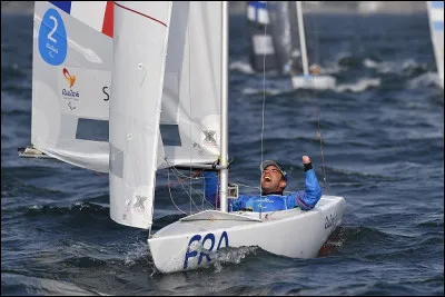 Quels sont les deux sports supprimés et qui étaient présents aux derniers Jeux paralympiques ?