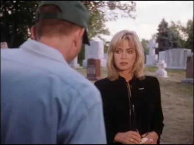 Dans "La maison au clair de lune", Maggie jeune photographe New-yorkaise, se retrouve malgr&eacute; elle embarqu&eacute;e dans une sombre histoire de meurtres au coeur d'une maison de retraite : il s'agit d'un roman, paru en 1996, de ...