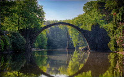 Dans quel pays peut-on admirer le Rakotzbrücke ?