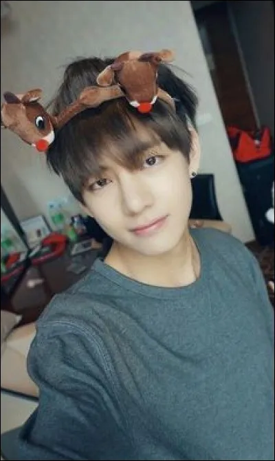 Quelle habitude a-t-il quand il dit ''maman'' et ''aïe ça fait mal'' ?