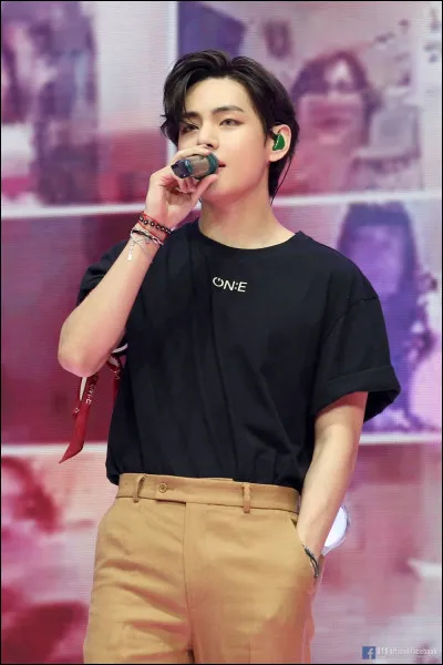 Dans le groupe il est le :