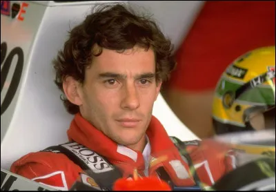 Qui est cet Ayrton, pilote automobile brésilien, légende de la Formule 1, champion du monde en 1988, 1990 et 1991, mort le 1er mai 1994 au volant de sa Williams W16 suite à une rupture de la colonne de direction sur le circuit d'Imola, lors du Grand Prix de Saint-Marin ?