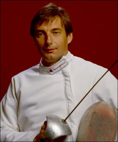 Quel champion olympique du sabre est devenu ministre de la jeunesse et des sports en 2004 ?