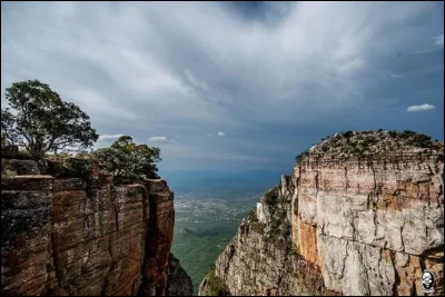 Quelle langue est parlée en Angola et au Mozambique ?
