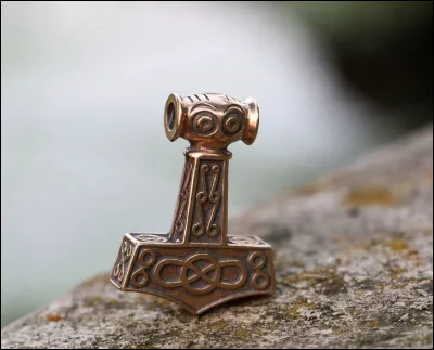 C'est alors qu'arriva la fabrication du dernier objet, le célèbre Mjöllnir. La tentative de Loki pour faire échouer les deux frères ne fut pas totalement vaine. Lorsqu'il piqua le premier dvergr entre ses yeux, sur la paupière, celui-ci porta sa main à l'endroit de la piqûre, ne voyant plus rien. Alors le soufflet s'affaissa puis Eitri accouru sortir l'objet de l'âtre. Il avait un défaut. Lequel ?