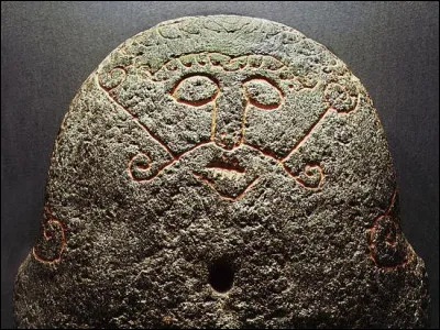 Devant cet échec, le dvergr se résigna à lui coudre la bouche, ce que Loki jugeait bien plus cruel. Le vainqueur du pari tenta alors de percer les lèvres avec un couteau mais en vain, la lame n'entamait pas la peau. Finalement, un objet parvint à pénétrer la chair du dieu. Lequel ?