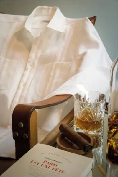 Quel homme politique offrait des chemises dites "guayabera" à ses invités de marque  ?