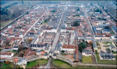 Dans quel département se trouve la ville de Richelieu, pensée par le cardinal du même nom ?