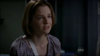 Qui meurt à la fin de la 5ème saison en se faisant renverser par un bus en essayant de sauver Amanda ?