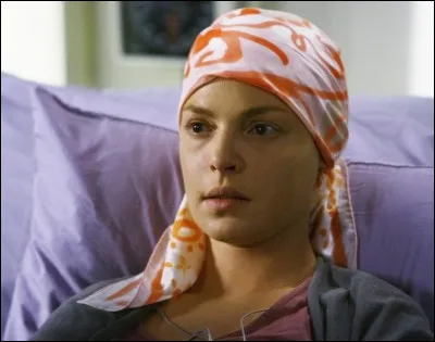 Izzie Stevens a eu une chirurgie du cerveau pour son cancer. Qui l'a opérée ?