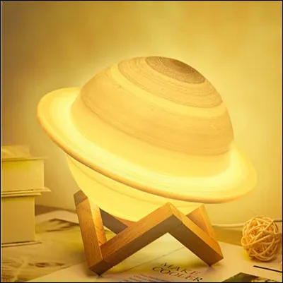 Cette lampe représente la planète que l'on dessine généralement ornée d'anneaux :