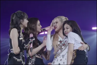 Pendant ce concert, quelle surprise Jennie a-t-elle faite à Lisa ?