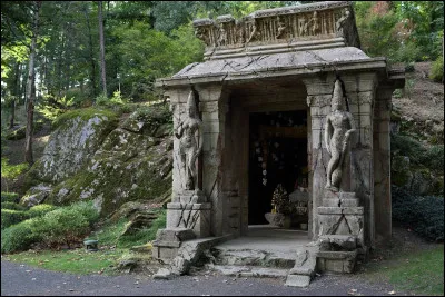 Le parc oriental présente aussi un temple bouddhiste khmer apporté par l'architecte de l'exposition universelle de 1900. 
De quel pays est originaire la culture Khmer ?