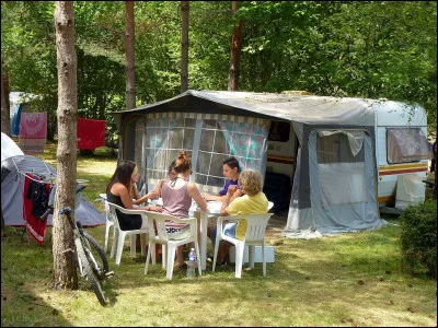 Quelle est la particularité du camping ''Le Diamant Noir'' de Sainte-Alvère en Dordogne ?