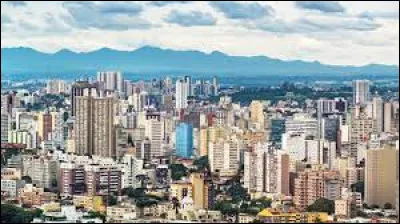 La ville de Curitiba se situe-t-elle au Portugal ?