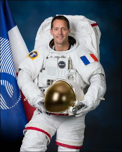 Je me suis envolé en 2016 à bord du vaisseau Soyouz pour rejoindre l'ISS. Le 22 avril 2021, j'ai débuté un deuxième voyage de six mois, toujours à bord de l'ISS. Je suis connu pour réaliser de magnifiques photographies de la Terre et de l'espace.
Qui suis-je ?