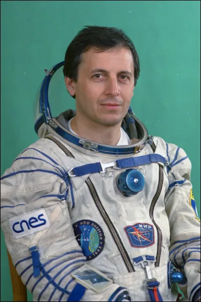 En 1992, je m'envole à bord d'un vaisseau russe Soyouz pour rejoindre la station Mir. Mon second vol a lieu en 1999 dans la navette Columbia.
Qui suis-je ?