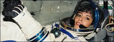 Je suis la seule femme spationaute française. J'effectue deux missions : en 1996, à bord de la station russe Mir, et en 2001 à bord de la Station Spatiale Internationale (ISS).
Je m'appelle :