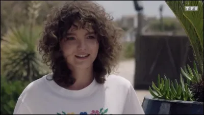 Retrouve la raison pour laquelle Kelly n'est pas autorisée à passer le concours.