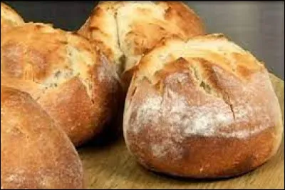 De quelle région de France est originaire le macatia, petit pain en forme de boule ?
