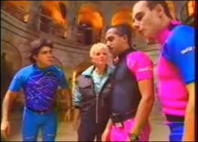 Dans le sketch "Fort Boyaux", qui incarne le Père Fouras ?