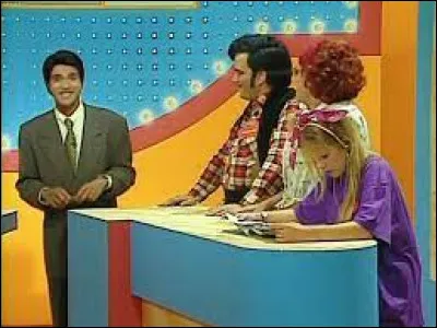 Dans le sketch "La famille en plomb", quels sont les noms des deux familles qui s'affrontent ?