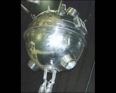 L'URSS et les États-Unis font la course à la conquête spatiale avec les programmes Corona, Explorer ou encore Pioneer (ce dernier a vu des satellites envoyés vers Jupiter et Vénus, avec même les premières images de la Lune). Mais savez-vous quel satellite a pris pour la première fois des images de la face cachée de la Lune le 7 octobre 1959 ?