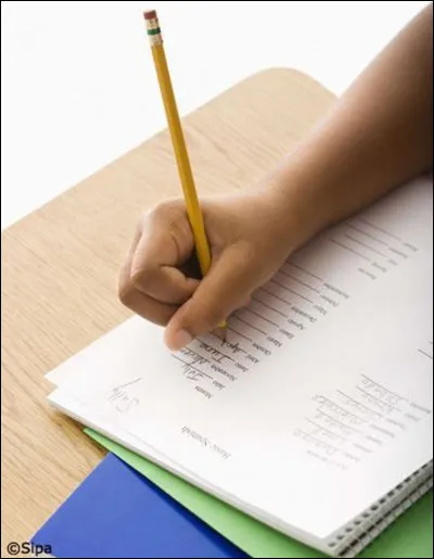 Tu peux très bien faire tes devoirs en parlant avec tes amis sur WhatsApp ou en regardant une série.