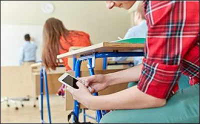 Parfois, il t'arrive de regarder discrètement si tu n'as pas des nouveaux messages.