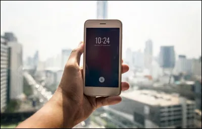 Il arrive souvent que tu allumes ton téléphone pour regarder l'heure, mais au final tu fais tout sauf ça.