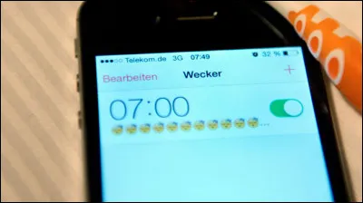 La nuit, tu dors avec ton téléphone sous ton oreiller. Obligé : c'est ton réveil !