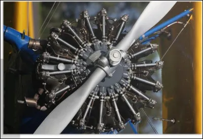 Un moteur "en étoile" est un moteur dont tous les cylindres sont disposés en étoile autour du carter. Vrai ou faux ?