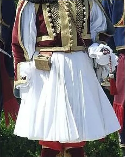 De quel pays la jupe appelée fustanelle est-elle une partie du costume folklorique ?