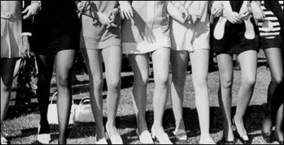 Quelle couleur ce couturier réservait-il à ses minijupes ?