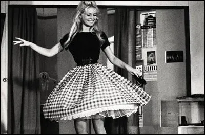 Quel couturier créa les fameuses jupes Vichy lancées par Brigitte Bardot ?