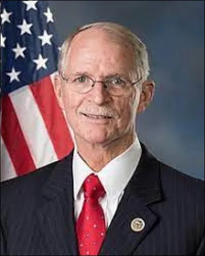 De combien de temps les hommes politiques américains croyaient-ils que les Soviétiques avaient besoin pour développer la bombe atomique ?