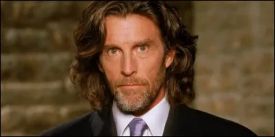 Qui John Glover double-t-il ?