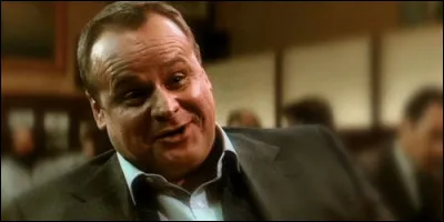 Qui George Dzundza interprète-t-il ?