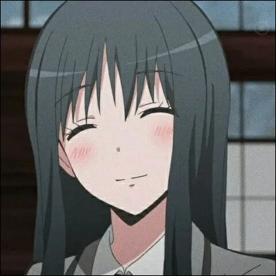 Qui est cette adorable jeune fille au regard intimidant ?