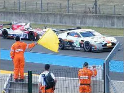 À combien de kilomètres-heure doivent rouler les pilotes quand le drapeau jaune est levé ?