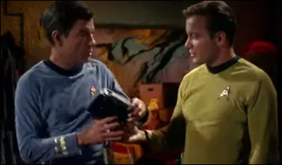 Ici, le Dr MacCoy a l'air un peu nerveux : en effet, le capitaine lui avait subtilisé ...