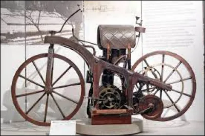 De quand date la première moto de l'histoire ?