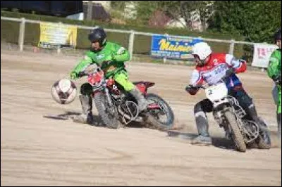 Sur quel terrain se déroule le moto-ball ?