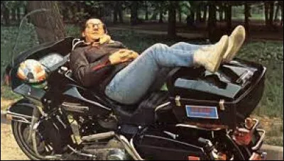 Quel célèbre humoriste français est décédé suite à un accident de moto en 1986 ?