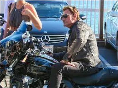 Dans quel pays Johnny Hallyday a-t-il fait un road trip à moto avec des amis pendant 14 jours en 2016 ?