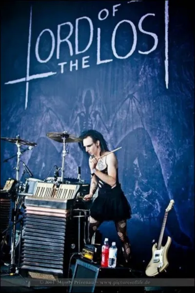 Gared Dirge joue de plus de cinq instruments.