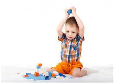 Si ton frère casse un jouet à lui en l'éclatant sur sa tête et qu'après il crie à ta mère : 
''- Elle a cassé mon jouet !'' en te tapant la tête avec, comment réagis-tu ?