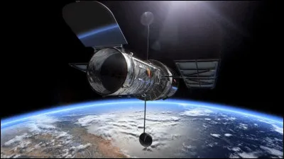 Placé à 600 kilomètres de la Terre, le télescope Hubble réalise un tour complet de notre planète en deux heures. Quelle est sa vitesse angulaire ?