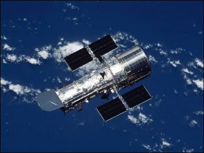 Le télescope Hubble a une masse d'environ 12 tonnes pour un volume égal à 60 mètres cubes. Quelle est sa masse volumique ?