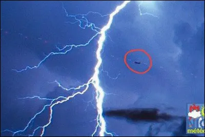 Des astronomes brésiliens ont observé que le plus long éclair du monde a traversé le ciel le 31 octobre 2018 sur une distance de 600 kilomètres. Sachant que la vitesse de la lumière est de 300 000 km/s, quelle était la durée de leur observation ?